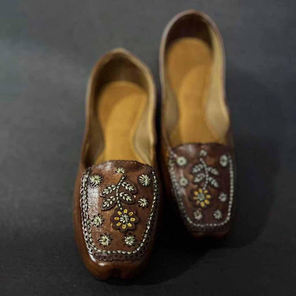 Image of Handcrafted Leather Juttis with Zari Detailing