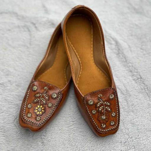 Image of Handcrafted Leather Juttis with Zari Detailing